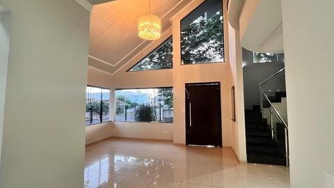 Sobrado à venda em Maringá, Zona 03, com 4 quartos, com 329 m²